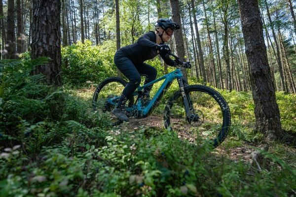 riding a yet in afan masts
